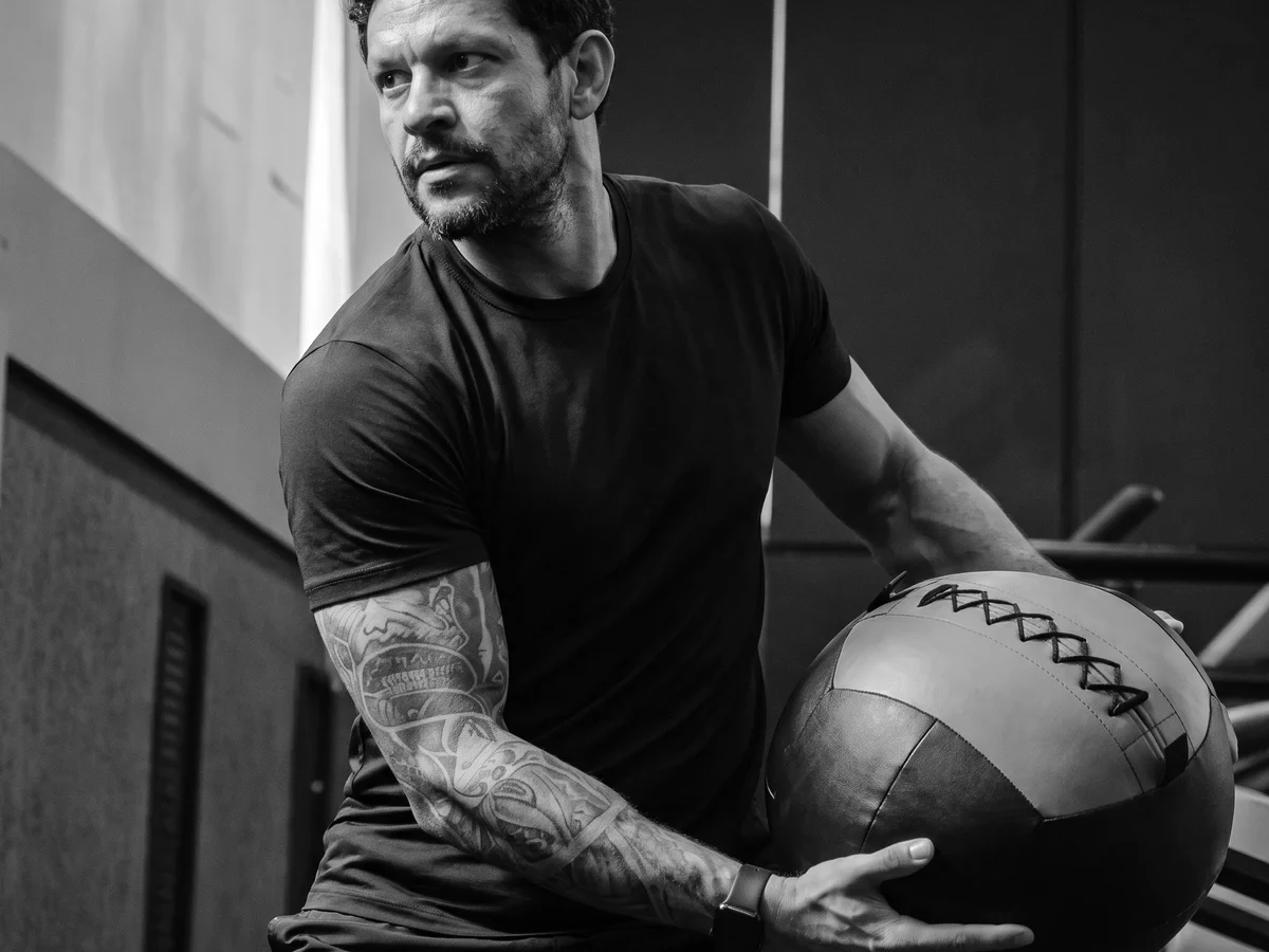 Atleta segurando uma wall ball em treino funcional de performance