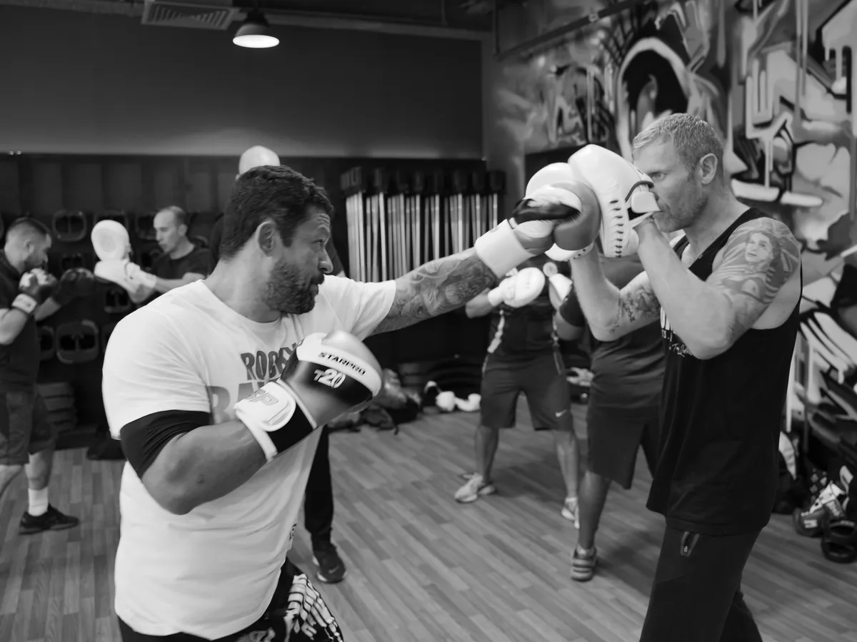 Gabrio Lima treinando golpes de boxe na manopla