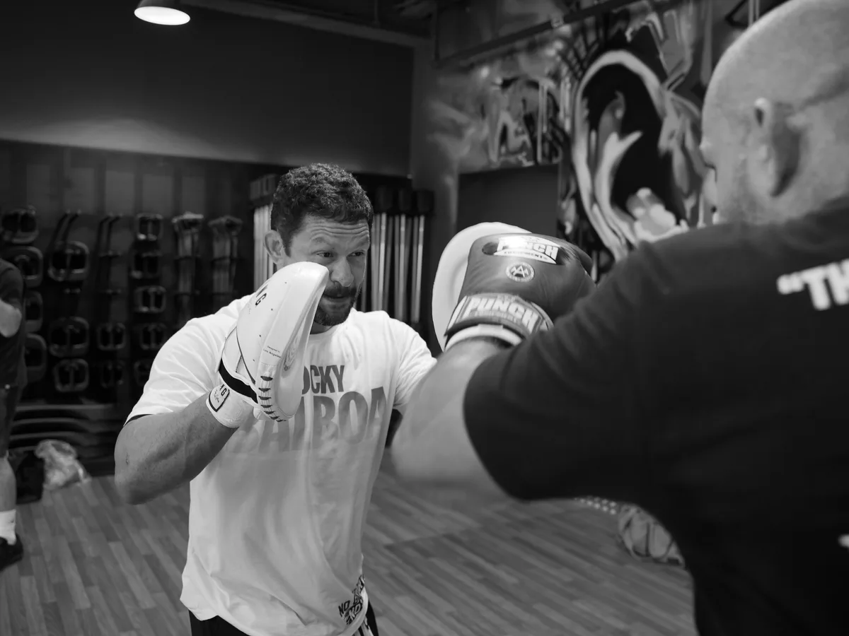 Gabrio Lima treinando aluno na manopla de boxe